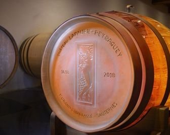 Компания Lalique создала 225-литровую хрустальную бочку для вина